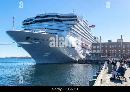 Halifax, Nova Scotia, Kanada - 20. Oktober 2016: Carnival Sunshine Kreuzfahrtschiff im Hafen von Halifax, Kanada Stockfoto