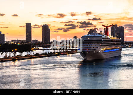 Miami, Florida - 19. November 2018: Erstaunliche sonnenaufgang Blick auf die Skyline der Stadt Miami mit Carnival Victory Kreuzfahrt Schiff in den Hafen von Miami Stockfoto