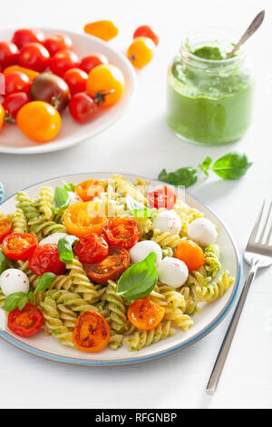 Gesunde Fusilli mit Pesto, gebratenen Tomaten, Mozzarella Stockfoto