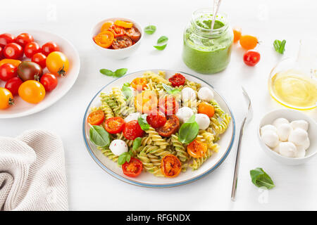 Gesunde Fusilli mit Pesto, gebratenen Tomaten, Mozzarella Stockfoto