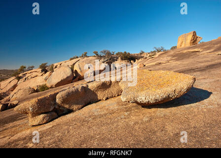 Abgestoßene Granit Schichten am Main Dome of Enchanted Rock im Hügelland in der Nähe von Fredericksburg, Texas, USA Stockfoto