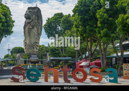 Singapore, Sentosa Island, Merlion & resort Zeichen Stockfoto