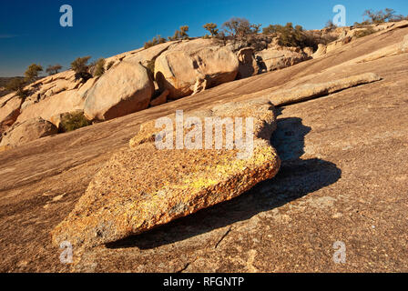 Abgestoßene Granit Schichten am Main Dome of Enchanted Rock im Hügelland in der Nähe von Fredericksburg, Texas, USA Stockfoto