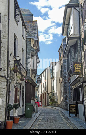 Plymouth Elizabethan House in New Street. Auf dem Barbican ein Bereich mit einem hohen Niveau der gepflasterten Straßen und Gassen. Ein Teil der Mayflower 400 (2020) Stockfoto