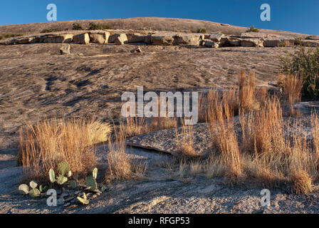 Abgestoßene Granit Schichten am Main Dome of Enchanted Rock im Hügelland in der Nähe von Fredericksburg, Texas, USA Stockfoto