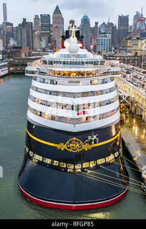 New York - 22. Oktober 2016: Disney Magic Kreuzfahrtschiff der Manhattan Cruise Terminal mit der Skyline im Hintergrund angedockt Stockfoto