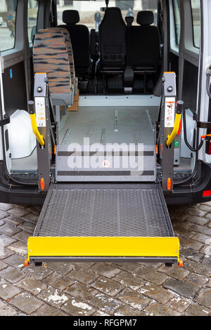 Minibus für Behinderte, Körperlich Behinderte und Behinderte im Rollstuhl. Kleinbus mit Rollstuhlrampe verstaut. Stockfoto