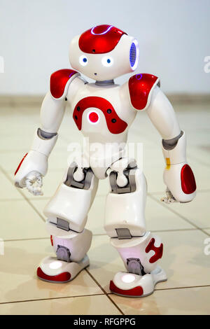 Programmierbare Roboter für Bildung ist auf dem Boden gesehen. Elektronische weißen und roten Roboter, die zu Fuß die Befehle des Benutzers ausführen können. Ein niedriges Niveau kün Stockfoto