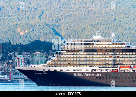 Vancouver, Kanada - 23 September 2017: Holland America Nieuw Amsterdam Kreuzfahrt Schiff außerhalb der Innenstadt von Vancouver in British Columbia, Kanada Stockfoto