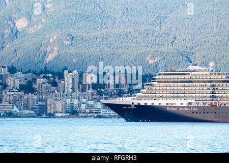 Vancouver, Kanada - 23 September 2017: Holland America Nieuw Amsterdam Kreuzfahrt Schiff außerhalb der Innenstadt von Vancouver in British Columbia, Kanada Stockfoto