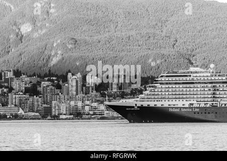 Vancouver, Kanada - 23 September 2017: Holland America Nieuw Amsterdam Kreuzfahrt Schiff außerhalb der Innenstadt von Vancouver in British Columbia, Kanada Stockfoto