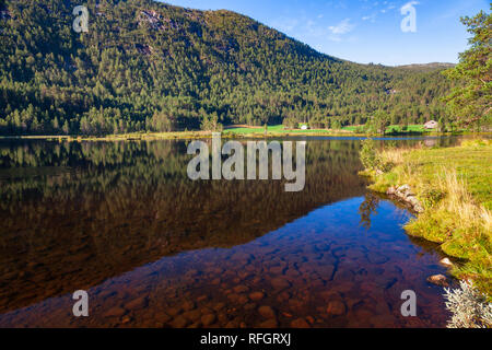Norwegische Landschaft mit kristallklaren Bergsee in Telemark County, Norwegen Stockfoto