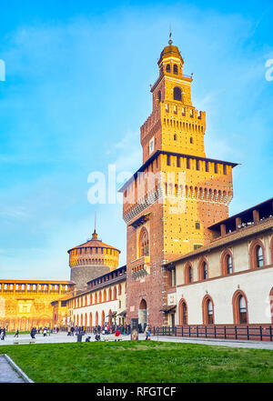 Mailand, Italien - 29. Dezember 2018. Die filarete Turm des Castello Sforzesco, Burg Sforza, bei Sonnenuntergang. Mailand, Lombardei, Italien. Stockfoto