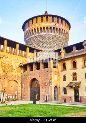 Torrione del Carmine Turm des Castello Sforzesco, Burg Sforza, bei Sonnenuntergang. Mailand, Lombardei, Italien. Stockfoto