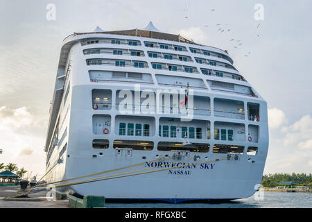 Nassau, Bahamas - 02. Dezember 2015: Norwegian Sky Kreuzfahrt Schiff am Hafen in Prince George Wharf in Nassau günstig Stockfoto