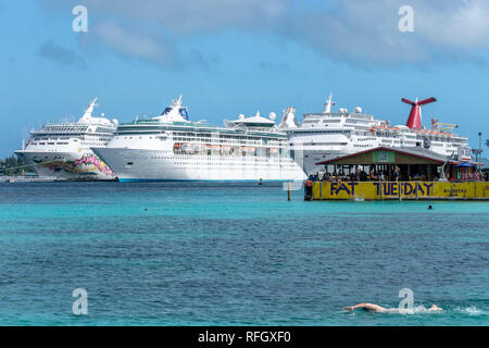 Nassau, Bahamas - 02. Dezember 2015: Norwegian Sky, Royal Caribbean Zauber der Meere und Karneval Faszination Kreuzfahrtschiffe in Nassau angedockt Stockfoto