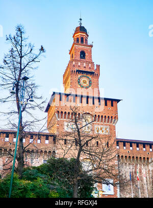 Die filarete Turm des Castello Sforzesco, Burg Sforza, bei Sonnenuntergang. Mailand, Lombardei, Italien. Stockfoto