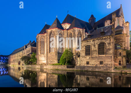 St. Michael's Church bei Sonnenuntergang in Gent, Belgien historische Stadt. magischen Farben von Straßenlaternen. Nacht der Fotografie. Perfekte Stadtbild Hintergrund Stockfoto