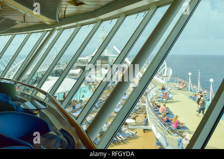 Atlantik - 03. Dezember 2015: Ansicht des geöffneten Pool deck an Bord der Royal Caribbean Zauber der Meere Kreuzfahrtschiff Stockfoto