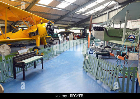 Boeing Stearman PT-27 Kaydet und Boulton und Paul S. 6 im Norfolk und Suffolk Aviation Museum, Flixton, Suffolk, Großbritannien Stockfoto