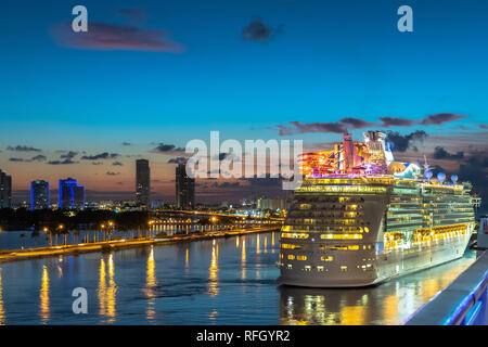 Miami, Florida - 19. November 2018: Royal Caribbean Cruise Line Seemann der Meere Kreuzfahrt Schiff in den Hafen von Miami bei Sonnenaufgang mit Skyline von Stockfoto