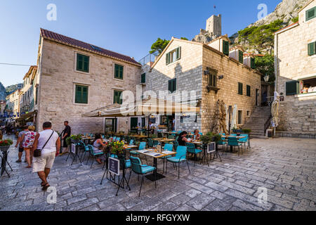 Stadt Omiš auf dem Fluss Cetina, Kroatien Stockfoto