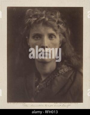Der Berg Nymphe Sweet Liberty. Artist: Julia Margaret Cameron (British (Indien) geboren, Kalkutta 1815-1879 Kalutara, Ceylon). Abmessungen: 36,1 x 28,6 cm (14 1/4 x 11 1/4 in. ). Datum: 1866. In Cameron's Mountain Nymphe, Sweet Liberty, Miss Keene, einem Festhaltenen Modell, über die wir nichts aber Ihr letzter Namen kennen, direkt in die Kamera starrt (und dem Betrachter), ihre Haare verlieren und ihre Augen weit öffnen. Füllung der Rahmen, sie scheint aus dem Bild heraus zu treten. Das Foto nimmt seinen Titel von John Miltons Gedicht L'Allegro, ein Fest der Genüsse des Lebens kommt, Reise, wie Sie Stockfoto
