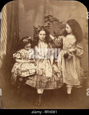 Flora Rankin, Irene MacDonald, und Maria Josephine MacDonald im Elm Lodge. Artist: Lewis Carroll (Briten, Newton-le-Willows, Cheshire 1832-1898 Guildford). Abmessungen: 22,2 x 18 cm (8 3/4 x 7 1/16 in.). Betrifft: Flora Rankin (Britisch); Irene MacDonald (Briten, geboren 1857); Maria Josephine MacDonald (British, 1853-1878). Datum: Juli 1863. Irene und Mary MacDonald waren zwei der fünf Kinder des schottischen Schriftstellers und Dichters George MacDonald. Carroll war ein Freund der Familie, und die Kinder liebevoll nannte ihn "Onkel." Es war die MacDonalds, denen er las das Manuskript der Abenteuer von alic Stockfoto