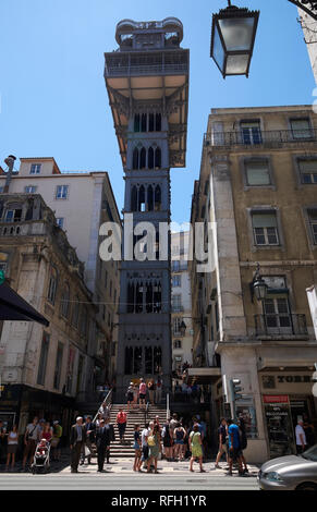 Der Aufzug Santa Justa (Elevador de Santa Justa), auch genannt die Carmo Heben, Lissabon, Portugal. Stockfoto