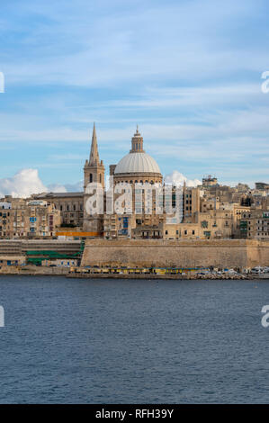 Valletta Skyline mit der Karmeliter Kirche Dom und St. Pauls Anglikanische Kathedrale, Valletta, Malta Stockfoto