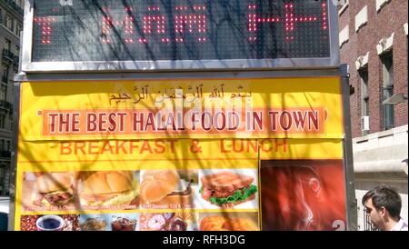 Bunte Zeichen auf Anbieter Warenkorb Werbung die beste Halal Lebensmittel in der Stadt am Broadway in Manhattan, New York City, New York, 2015. () Stockfoto