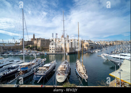 Luxus Yachten im Hafen von Vittoriosa, Birgu, Valletta, Malta festgemacht. Stockfoto