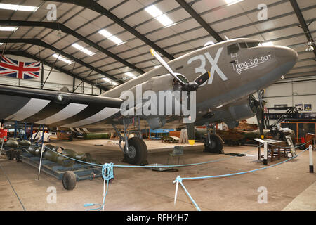 Eine Douglas DC3 Dakota an der Lincolnshire Aviation Heritage Centre, East Kirkby, England, Großbritannien Stockfoto