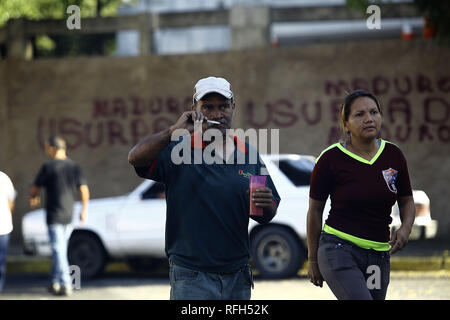 Valencia, Carabobo, Venezuela. Januar 25, 2019. 25 Jan, 2019. Die Bewohner vor einer Wand mit Graffiti gegen die Ablehnung von Nicolas Maduro, das Wort ''Maduro Usurpator'' auf verschiedenen Wände in verschiedenen Städten des Landes gelesen wird, die Fotos in der Stadt Valencia, Carabobo Zustand und entsprechen. Foto: Juan Carlos Hernandez Credit: Juan Carlos Hernandez/ZUMA Draht/Alamy leben Nachrichten Stockfoto