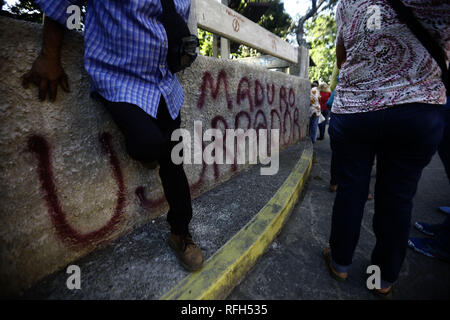 Valencia, Carabobo, Venezuela. Januar 25, 2019. 25 Jan, 2019. Die Bewohner vor einer Wand mit Graffiti gegen die Ablehnung von Nicolas Maduro, das Wort ''Maduro Usurpator'' auf verschiedenen Wände in verschiedenen Städten des Landes gelesen wird, die Fotos in der Stadt Valencia, Carabobo Zustand und entsprechen. Foto: Juan Carlos Hernandez Credit: Juan Carlos Hernandez/ZUMA Draht/Alamy leben Nachrichten Stockfoto