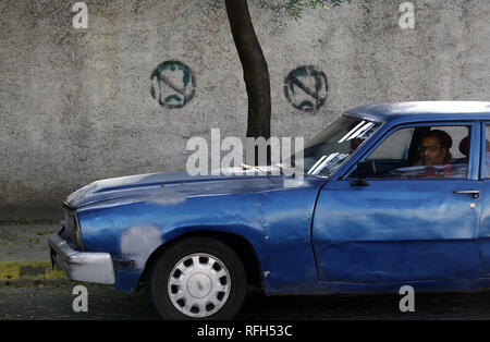 Valencia, Carabobo, Venezuela. Januar 25, 2019. 25 Jan, 2019. Die Bewohner vor einer Wand mit Graffiti gegen die Ablehnung von Nicolas Maduro, das Wort ''Maduro Usurpator'' auf verschiedenen Wände in verschiedenen Städten des Landes gelesen wird, die Fotos in der Stadt Valencia, Carabobo Zustand und entsprechen. Foto: Juan Carlos Hernandez Credit: Juan Carlos Hernandez/ZUMA Draht/Alamy leben Nachrichten Stockfoto