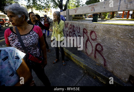 Valencia, Carabobo, Venezuela. Januar 25, 2019. 25 Jan, 2019. Die Bewohner vor einer Wand mit Graffiti gegen die Ablehnung von Nicolas Maduro, das Wort ''Maduro Usurpator'' auf verschiedenen Wände in verschiedenen Städten des Landes gelesen wird, die Fotos in der Stadt Valencia, Carabobo Zustand und entsprechen. Foto: Juan Carlos Hernandez Credit: Juan Carlos Hernandez/ZUMA Draht/Alamy leben Nachrichten Stockfoto