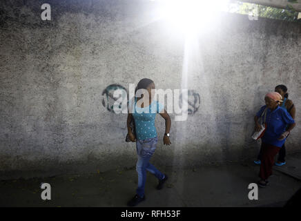 Valencia, Carabobo, Venezuela. Januar 25, 2019. 25 Jan, 2019. Die Bewohner vor einer Wand mit Graffiti gegen die Ablehnung von Nicolas Maduro, das Wort ''Maduro Usurpator'' auf verschiedenen Wände in verschiedenen Städten des Landes gelesen wird, die Fotos in der Stadt Valencia, Carabobo Zustand und entsprechen. Foto: Juan Carlos Hernandez Credit: Juan Carlos Hernandez/ZUMA Draht/Alamy leben Nachrichten Stockfoto