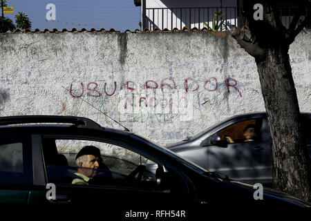 Valencia, Carabobo, Venezuela. Januar 25, 2019. 25 Jan, 2019. Die Bewohner vor einer Wand mit Graffiti gegen die Ablehnung von Nicolas Maduro, das Wort ''Maduro Usurpator'' auf verschiedenen Wände in verschiedenen Städten des Landes gelesen wird, die Fotos in der Stadt Valencia, Carabobo Zustand und entsprechen. Foto: Juan Carlos Hernandez Credit: Juan Carlos Hernandez/ZUMA Draht/Alamy leben Nachrichten Stockfoto