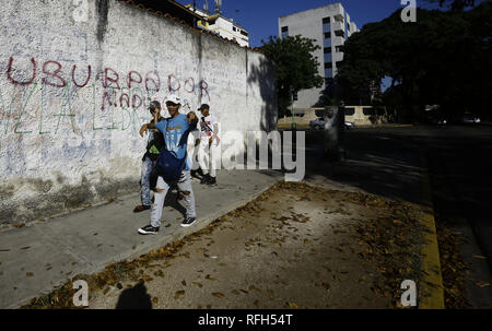 Valencia, Carabobo, Venezuela. Januar 25, 2019. 25 Jan, 2019. Die Bewohner vor einer Wand mit Graffiti gegen die Ablehnung von Nicolas Maduro, das Wort ''Maduro Usurpator'' auf verschiedenen Wände in verschiedenen Städten des Landes gelesen wird, die Fotos in der Stadt Valencia, Carabobo Zustand und entsprechen. Foto: Juan Carlos Hernandez Credit: Juan Carlos Hernandez/ZUMA Draht/Alamy leben Nachrichten Stockfoto
