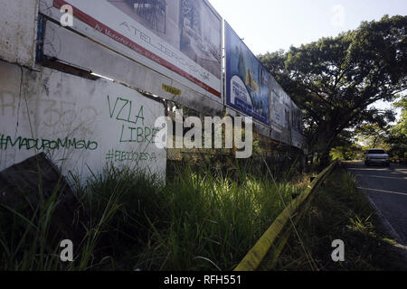 Valencia, Carabobo, Venezuela. Januar 25, 2019. 25 Jan, 2019. Die Bewohner vor einer Wand mit Graffiti gegen die Ablehnung von Nicolas Maduro, das Wort ''Frei'' und Venezuela auf verschiedenen Wände in verschiedenen Städten des Landes gelesen wird, die Fotos in der Stadt Valencia, Carabobo Zustand entsprechen. Foto: Juan Carlos Hernandez Credit: Juan Carlos Hernandez/ZUMA Draht/Alamy leben Nachrichten Stockfoto