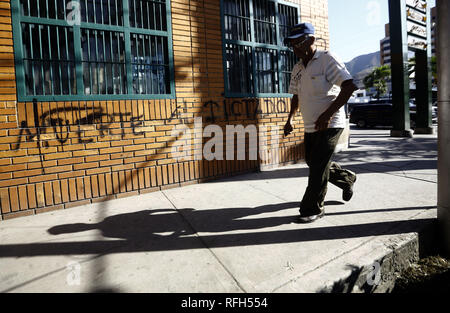 Valencia, Carabobo, Venezuela. Januar 25, 2019. 25 Jan, 2019. Die Bewohner vor einer Wand mit Graffiti gegen die Ablehnung von Nicolas Maduro, das Wort 'Tod dem Diktator'' 'und auf verschiedenen Wände in verschiedenen Städten des Landes gelesen wird, die Fotos in der Stadt Valencia, Carabobo Zustand entsprechen. Foto: Juan Carlos Hernandez Credit: Juan Carlos Hernandez/ZUMA Draht/Alamy leben Nachrichten Stockfoto