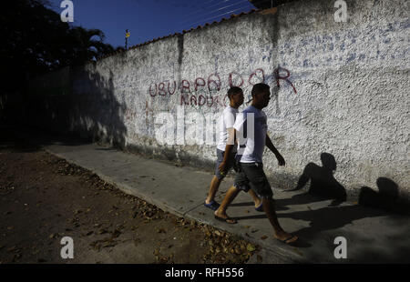 Valencia, Carabobo, Venezuela. Januar 25, 2019. 25 Jan, 2019. Die Bewohner vor einer Wand mit Graffiti gegen die Ablehnung von Nicolas Maduro, das Wort ''Maduro Usurpator'' auf verschiedenen Wände in verschiedenen Städten des Landes gelesen wird, die Fotos in der Stadt Valencia, Carabobo Zustand und entsprechen. Foto: Juan Carlos Hernandez Credit: Juan Carlos Hernandez/ZUMA Draht/Alamy leben Nachrichten Stockfoto