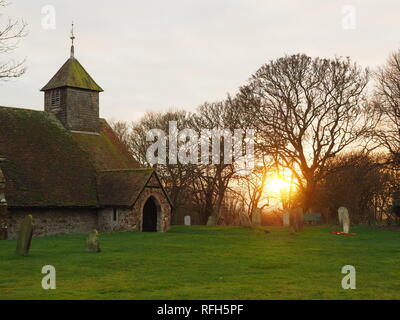 Harty, Kent, Großbritannien. 25. Januar, 2019. UK Wetter: Heute abend sonnenuntergang in Harty, Kent. Die Kirche des Hl. Apostels Thomas gilt als einer der abgelegensten Kirchen Englands. Die Credit: James Bell/Alamy leben Nachrichten Stockfoto
