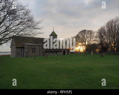 Harty, Kent, Großbritannien. 25. Januar, 2019. UK Wetter: Heute abend sonnenuntergang in Harty, Kent. Die Kirche des Hl. Apostels Thomas gilt als einer der abgelegensten Kirchen Englands. Die Credit: James Bell/Alamy leben Nachrichten Stockfoto