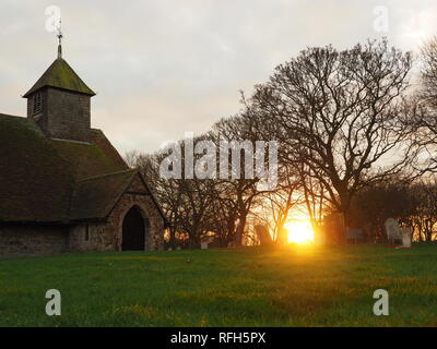 Harty, Kent, Großbritannien. 25. Januar, 2019. UK Wetter: Heute abend sonnenuntergang in Harty, Kent. Die Kirche des Hl. Apostels Thomas gilt als einer der abgelegensten Kirchen Englands. Die Credit: James Bell/Alamy leben Nachrichten Stockfoto
