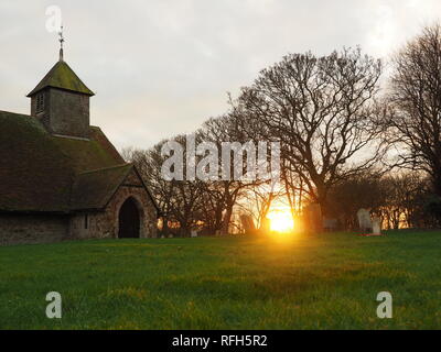 Harty, Kent, Großbritannien. 25. Januar, 2019. UK Wetter: Heute abend sonnenuntergang in Harty, Kent. Die Kirche des Hl. Apostels Thomas gilt als einer der abgelegensten Kirchen Englands. Die Credit: James Bell/Alamy leben Nachrichten Stockfoto