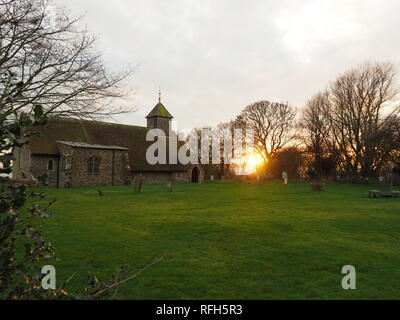Harty, Kent, Großbritannien. 25. Januar, 2019. UK Wetter: Heute abend sonnenuntergang in Harty, Kent. Die Kirche des Hl. Apostels Thomas gilt als einer der abgelegensten Kirchen Englands. Die Credit: James Bell/Alamy leben Nachrichten Stockfoto