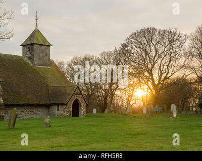 Harty, Kent, Großbritannien. 25. Januar, 2019. UK Wetter: Heute abend sonnenuntergang in Harty, Kent. Die Kirche des Hl. Apostels Thomas gilt als einer der abgelegensten Kirchen Englands. Die Credit: James Bell/Alamy leben Nachrichten Stockfoto