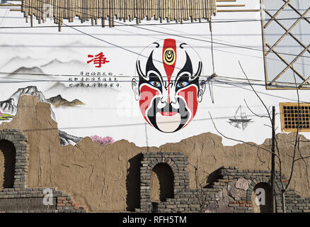 Zhengzhou, Zhengzhou, China. 26 Jan, 2019. Zhengzhou, China - Kreative Peking Oper themed Wandmalereien kann an Liyuan Dorf in Zhengzhou gesehen werden, zentrale ChinaÃ¢â'¬â"¢s Provinz Henan. Credit: SIPA Asien/ZUMA Draht/Alamy leben Nachrichten Stockfoto